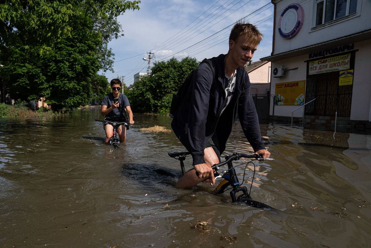 Door de verwoesting van een stuwdam in de Dnipro zijn grote gebieden stroomafwaarts onder water gelopen.