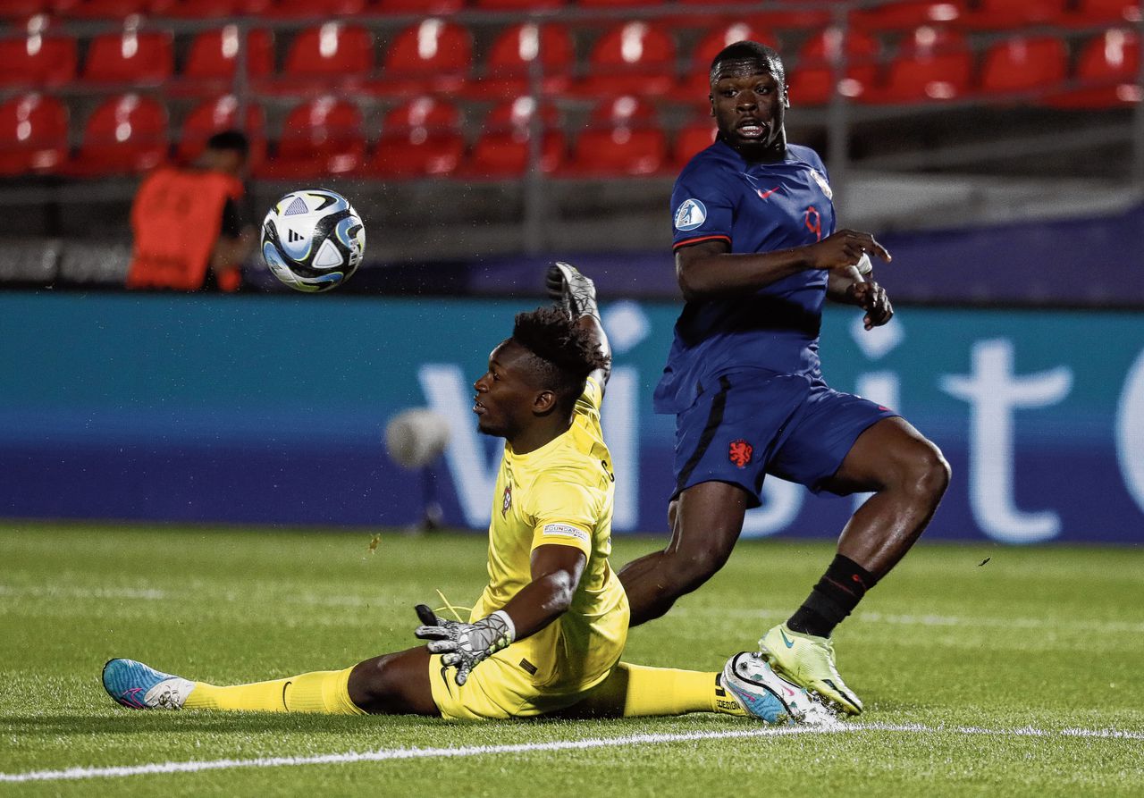 Brian Brobbey, spits van Jong Oranje, stuit op de Portugese keeper Celton Biai in het groepsduel bij het EK onder 21 jaar.