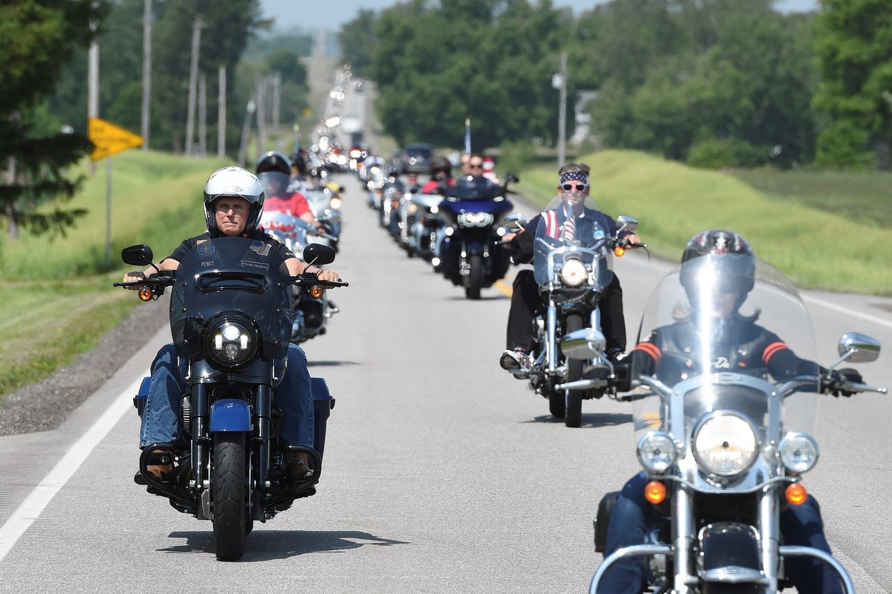 Voormalig vice-president Mike Pence (links) tijdens een ‘Roast and Ride’ in Iowa.