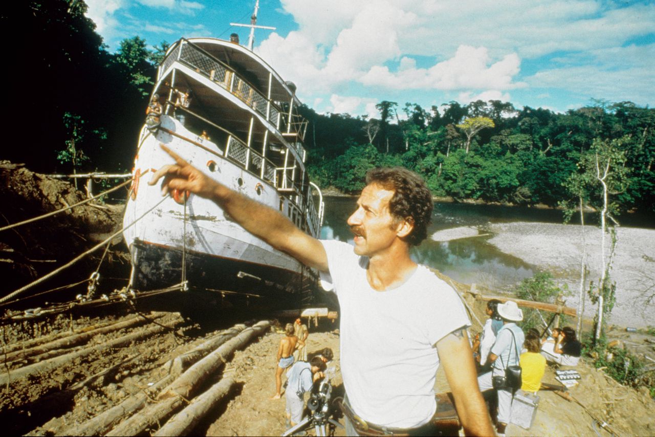 Werner Herzog op de set van ‘Fitzcarraldo’: die boot moest een heuvel over.