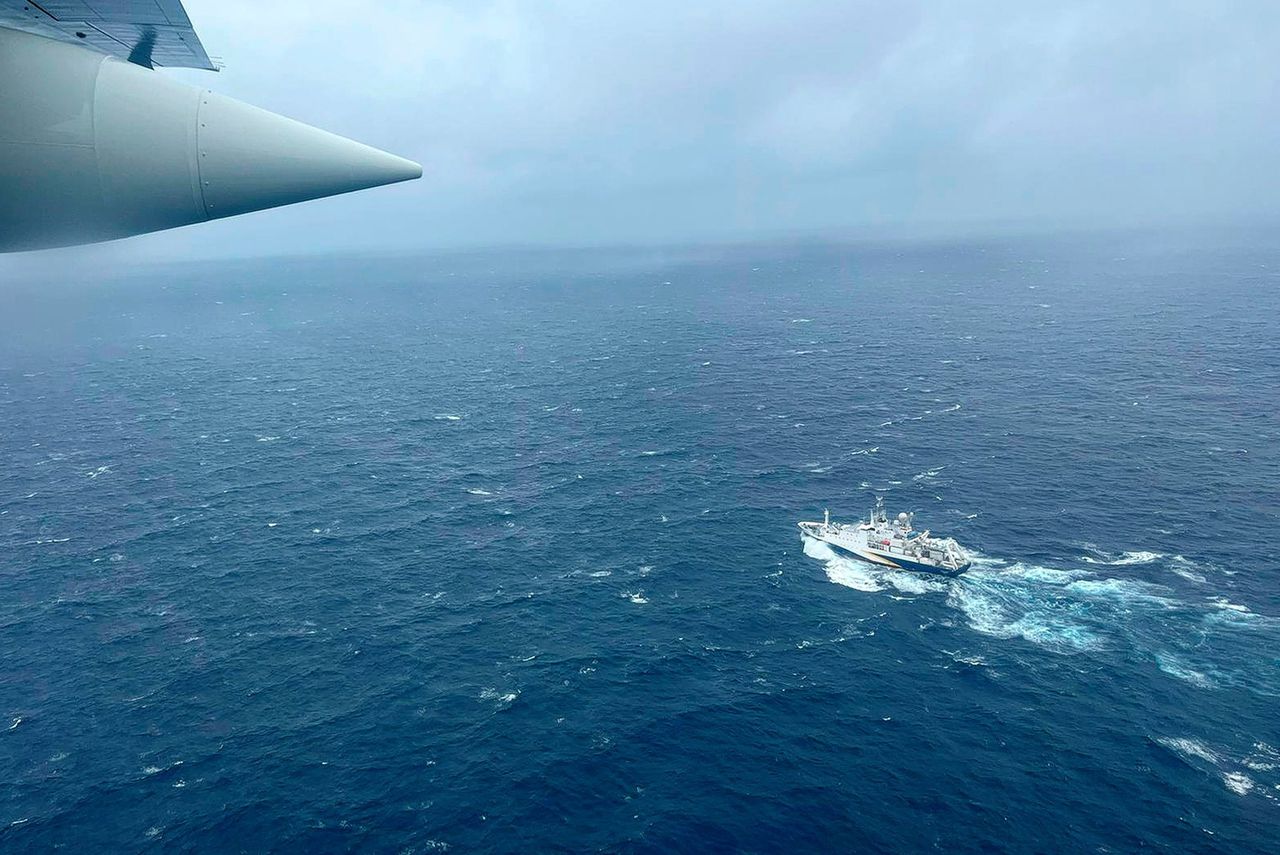 Een vliegtuig van de Amerikaanse kustwacht vliegt over een Frans onderzoeksschip tijdens de zoektocht naar de Titan-duikboot in de Atlantische Oceaan. Foto AP