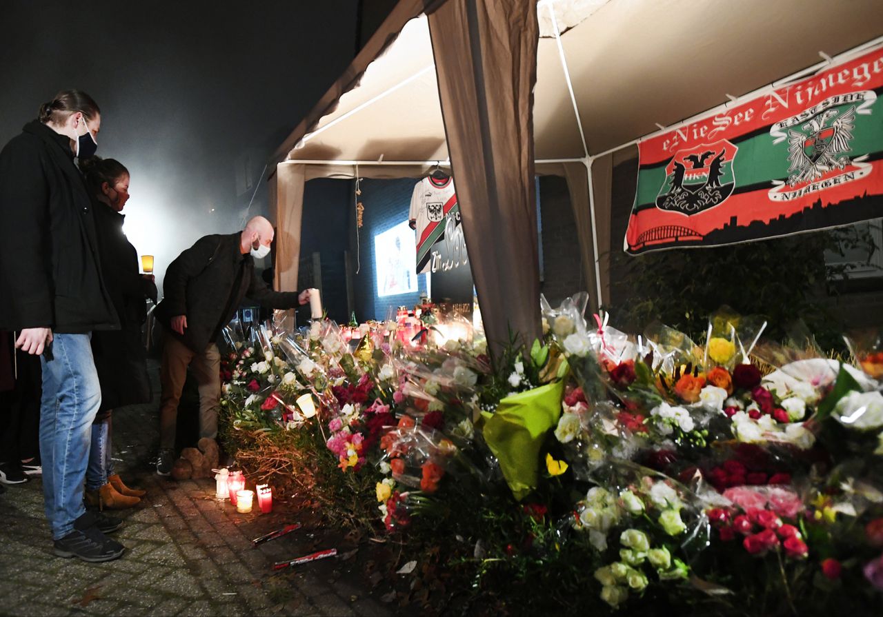 Familie en vrienden leggen bloemen neer tijdens een stille tocht voor de doodgereden man in Wijchen.