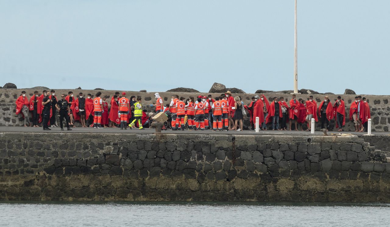 Migranten op het Spaanse eiland Lanzarote na een eerdere reddingsoperatie begin juni.