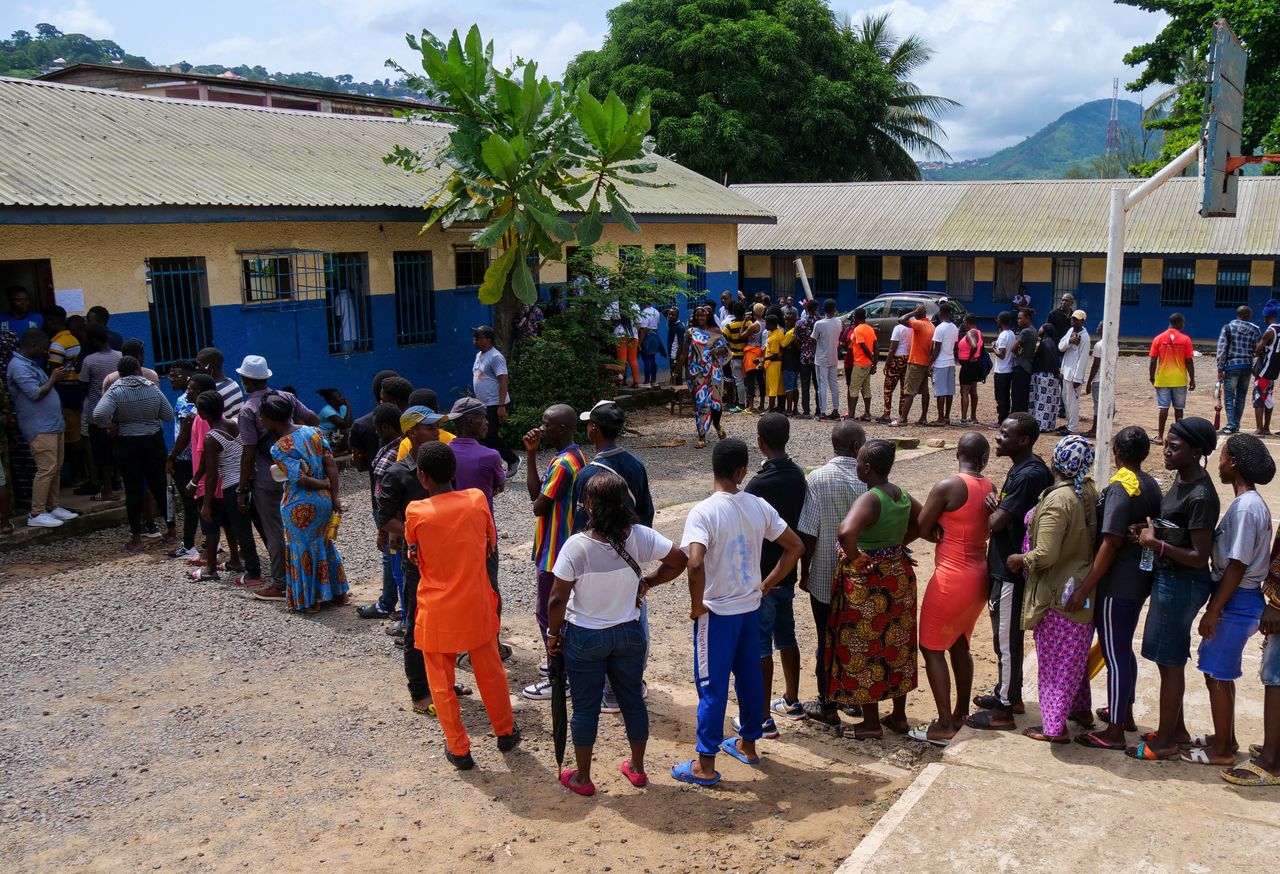 Beeld van de stembusgang afgelopen zaterdag in een school in Freetown, de hoofdstad van Sierra Leone.