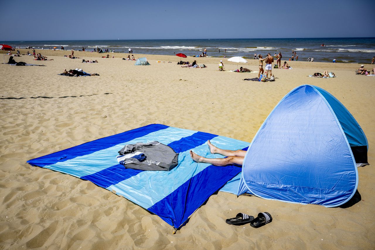 Vrijdag lagen strandgangers ook al te zonnebaden bij Scheveningen.