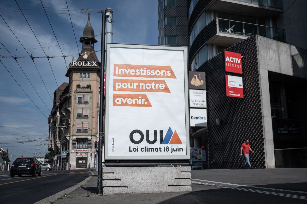 Een campagnebord in het Zwitserse Lausanne moedigt inwoners aan te "investeren in onze toekomst".