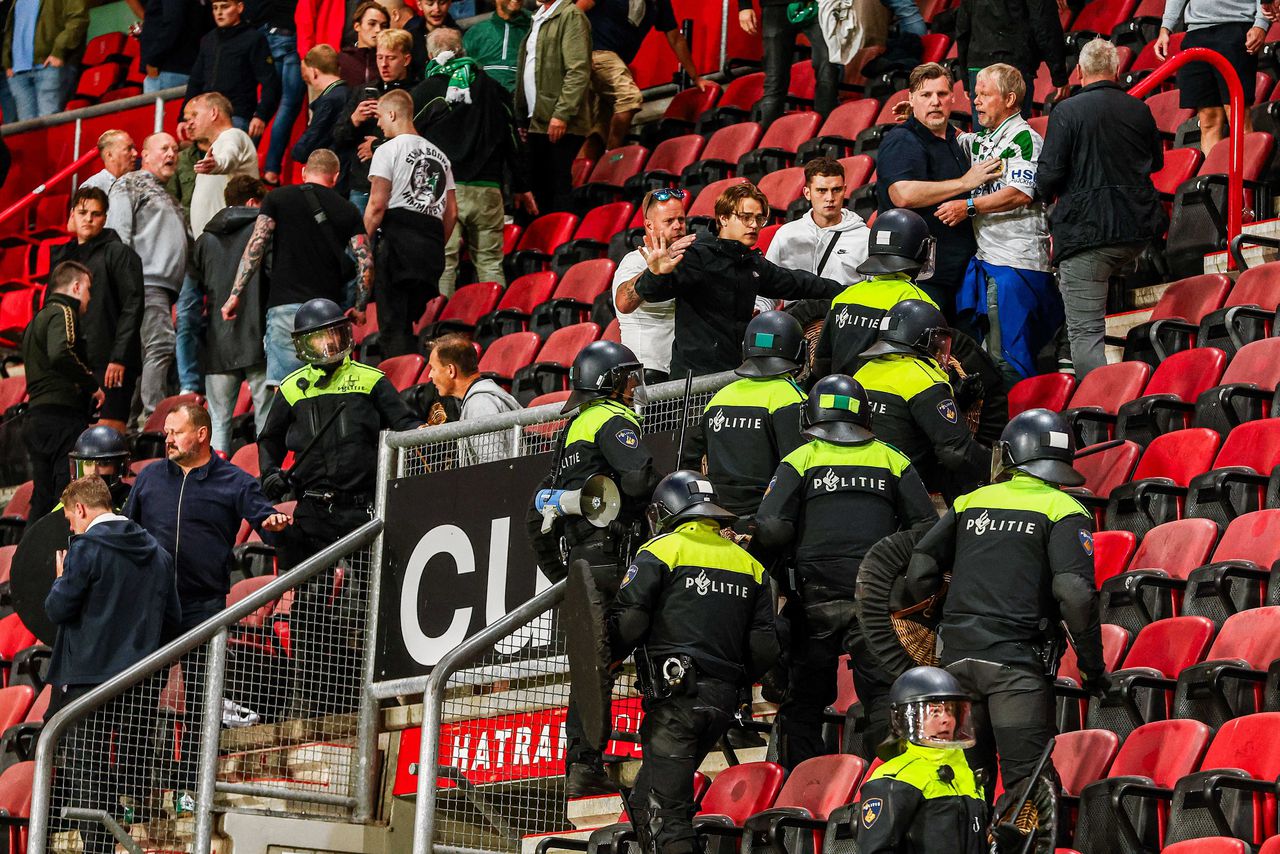 De politie grijpt in bij rellen op de hoofdtribune na afloop van de wedstrijd tussen FC Twente en Hammarby IF.