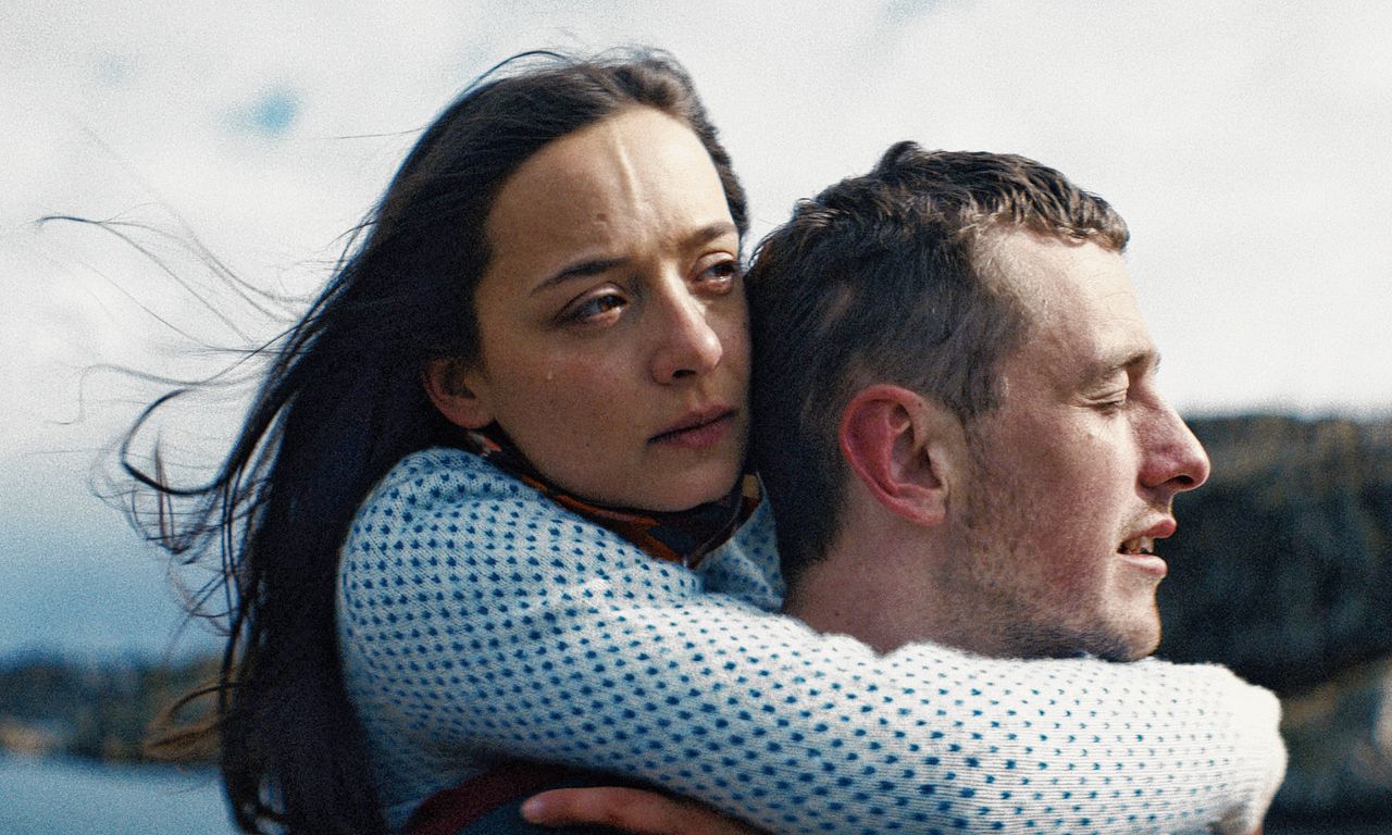 Ida (Angela Bundalovic) en Sander (Jonas Holst Schmidt) keren zich samen steeds meer van de buitenwereld af, in ‘Copenhagen Does Not Exist’.