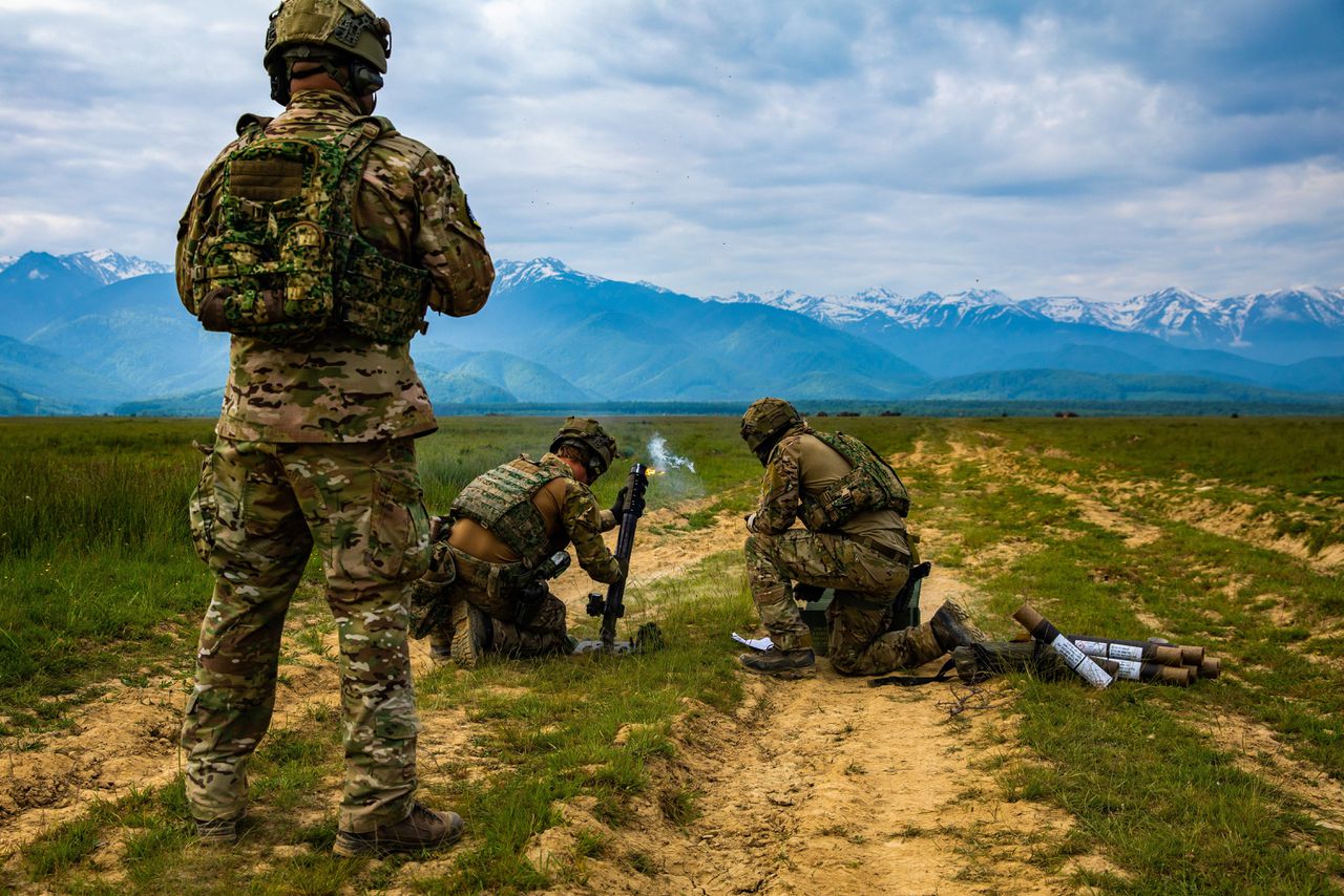 Nederlandse militairen nemen deel aan een NAVO-missie in Roemenië, met Franse collega’s.