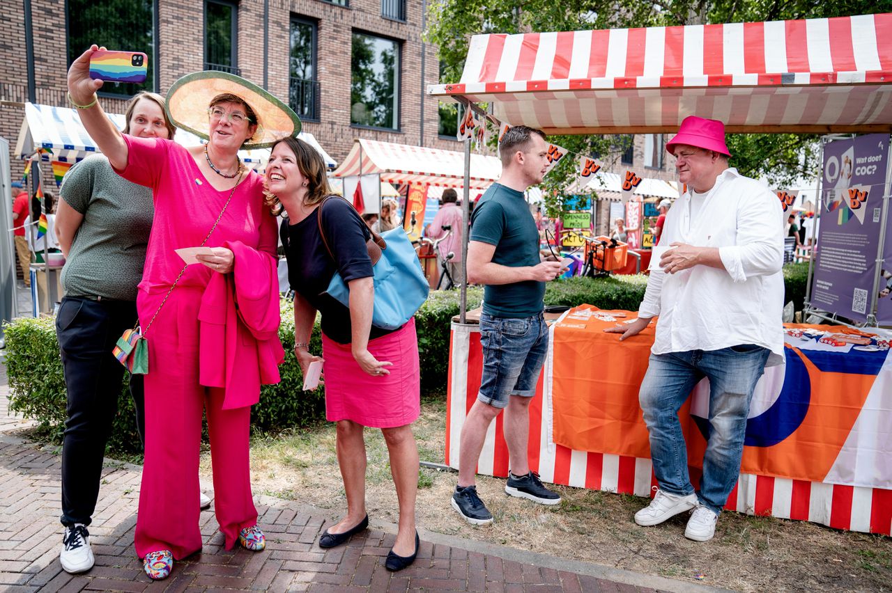 VVD-kamerlid Jacqueline van den Hil maakt een selfie met Zeeuwse VVD’ers, tijdens een bezoek aan Roze Zaterdag in haar woonplaats Goes.