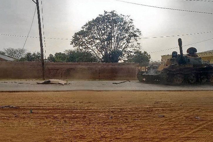 Op een straat in El Geneina, stad in Darfur, ligt een lichaam. Er komen steeds meer berichten over etnisch geweld in Darfur.