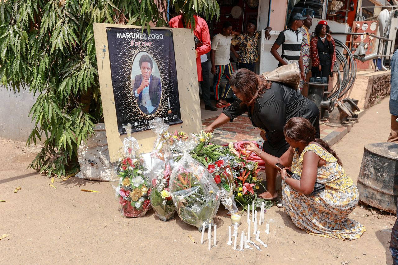 Voor de deur van Radio Amplitude werden na de moord op journalist Martinez Zogo bloemen neergelegd en kaarsen ontstoken.