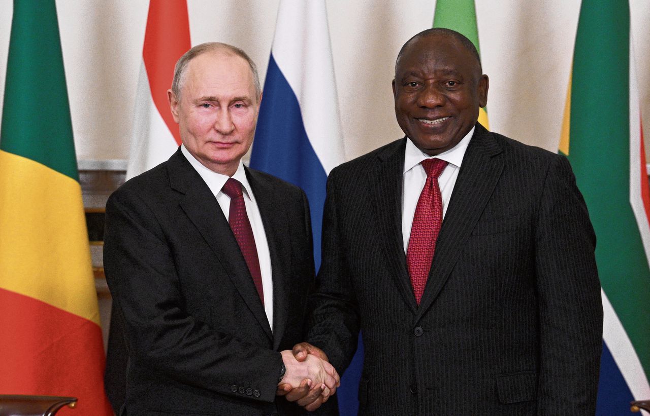 De Russische president Vladimir Poetin en zijn Zuid-Afrikaanse ambtgenoot Cyril Ramaphosa in juni in Sint-Petersburg.