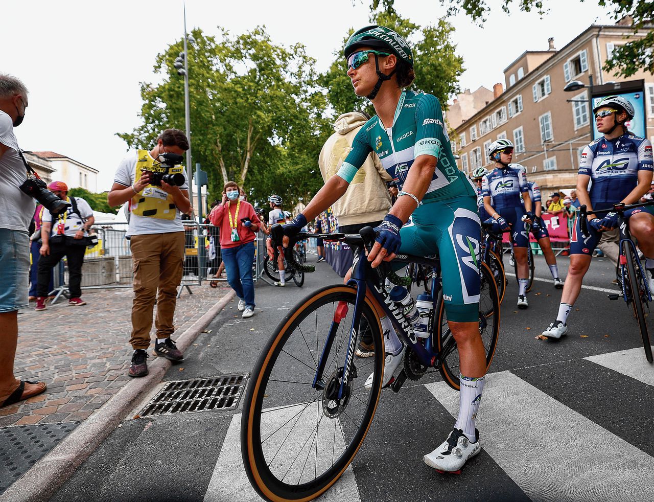 Achter de schermen bij een kleine ploeg in de grootste wielerronde. âDoor die koelvesten zie je de reclame niet. Dit is wel de Tour hÃ¨â