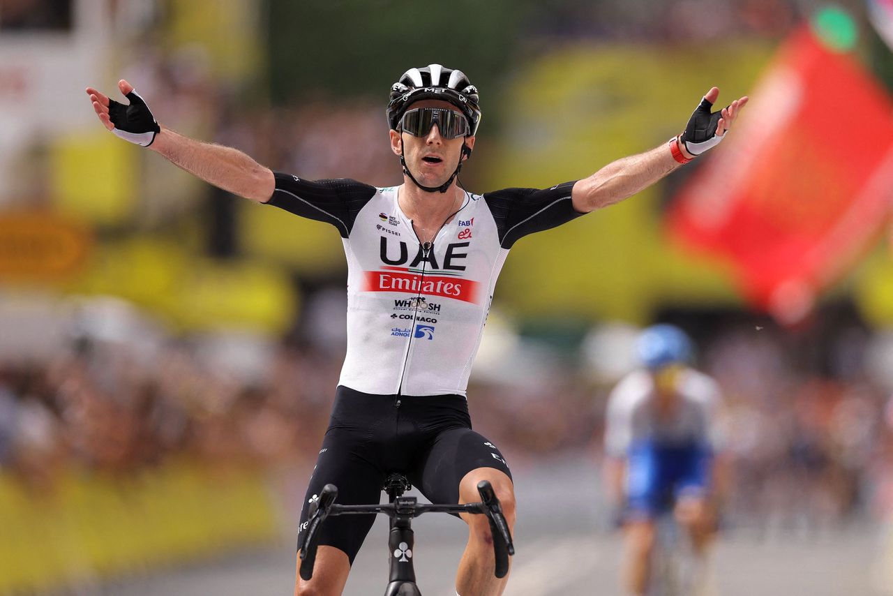 Adam Yates komt zaterdag in Bilbao in Noord-Spanje juichend over de finish.