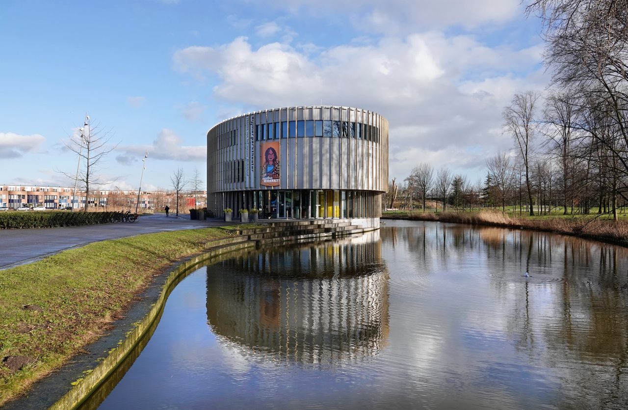 Het Bijlmer Parktheater in het Nelson Mandelapark in Amsterdam moet volgens het advies van de Amsterdamse Kunstraar wel direct van de gemeente subsidie blijven krijgen.