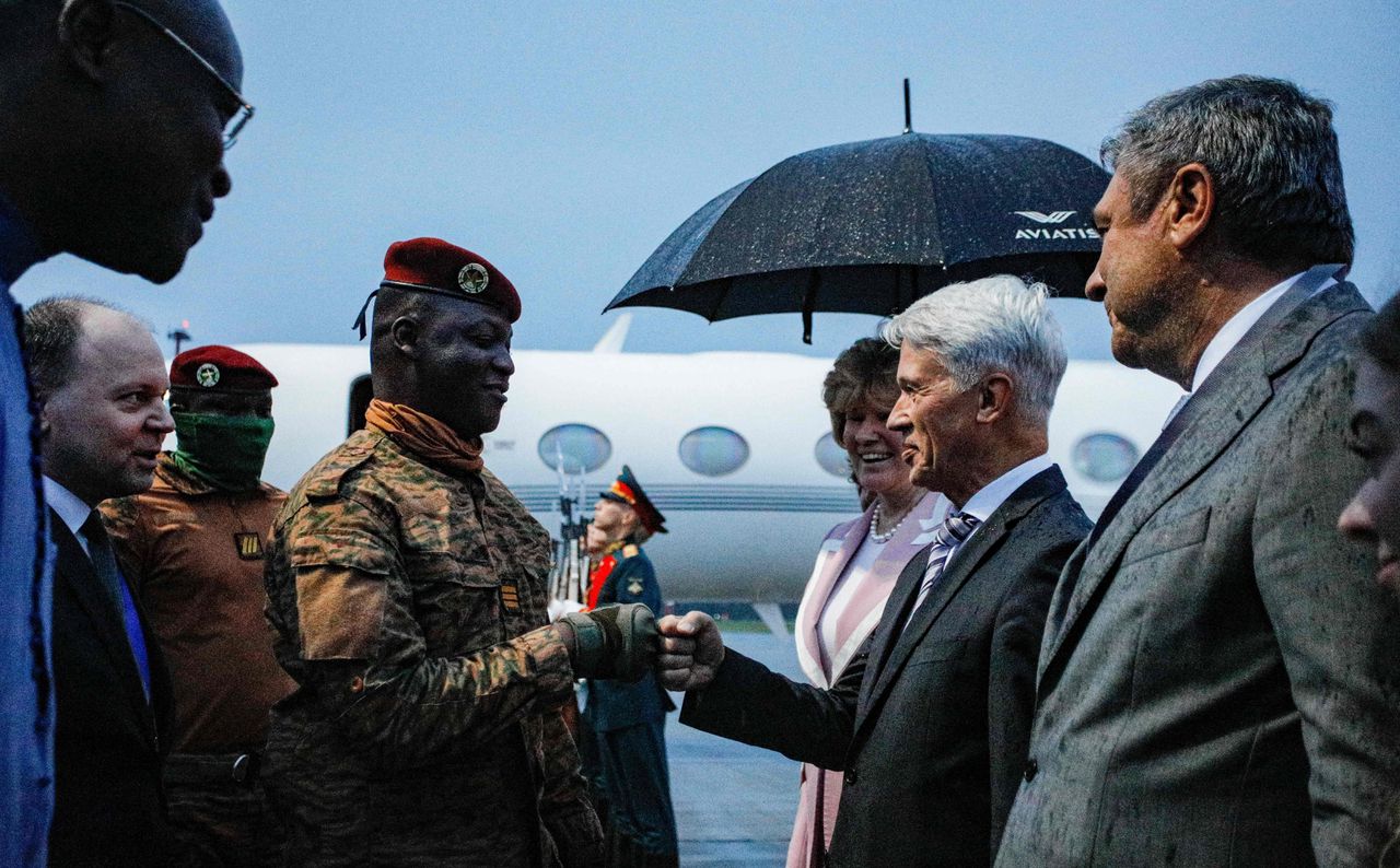 De juntaleider van Burkina Faso, Ibrahim Traoré, wordt verwelkomd bij aankomst op de luchthaven Pulkovo, voorafgaand aan de tweede top tussen Rusland en Afrika, in Sint-Petersburg op 25 juli 2023.