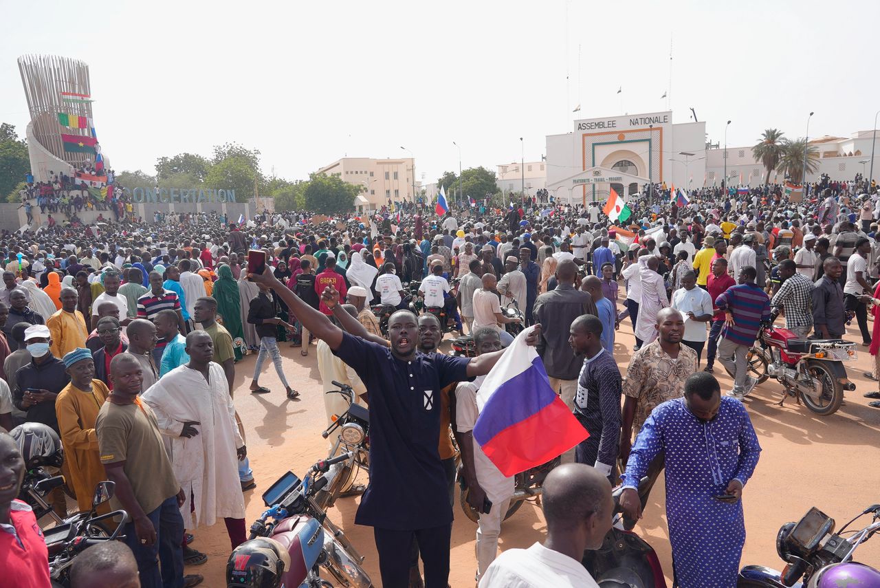 Russische vlaggen bij een demonstratie zondag in Niamey.