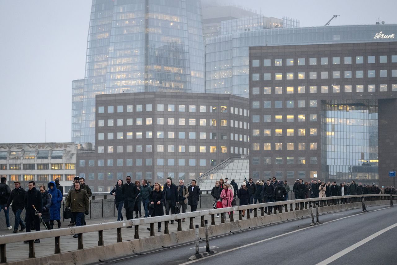 Forensen op weg naar hun werk in de Londense City. Kunstmatige intelligentie heeft volgens de OESO grote invloed op de werkgelegenheid in dit financiële centrum.