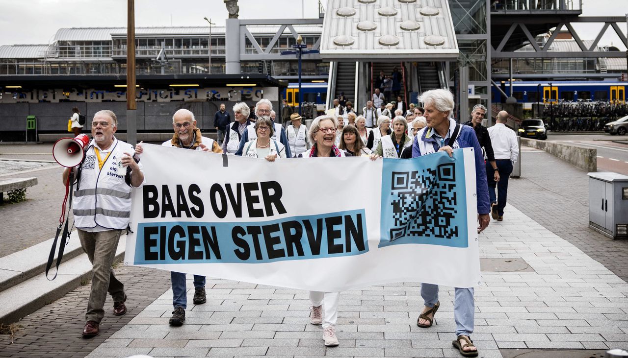 Pleitbezorgers voor zelfbeschikking maandag op weg naar de rechtbank.