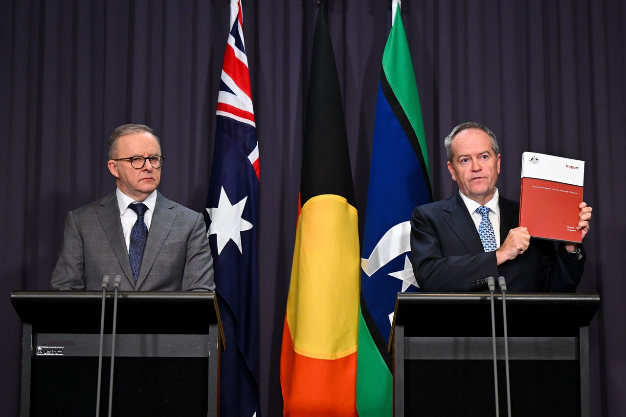 Premier Anthony Albanese en minister voor Regeringszaken Bill Shorten na de presentatie van het Robodebt-rapport