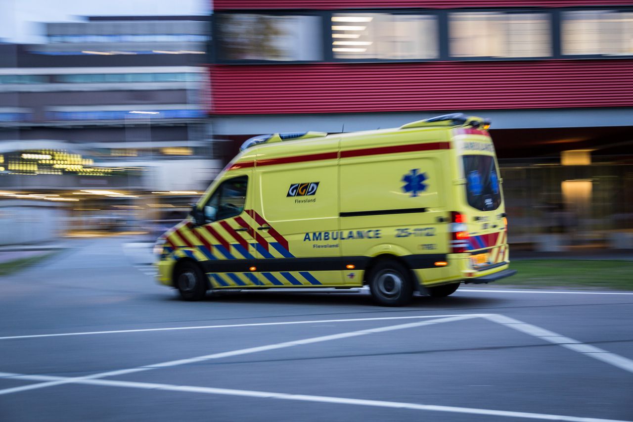 Een ambulance bij het Academisch Medisch Centrum in Amsterdam.