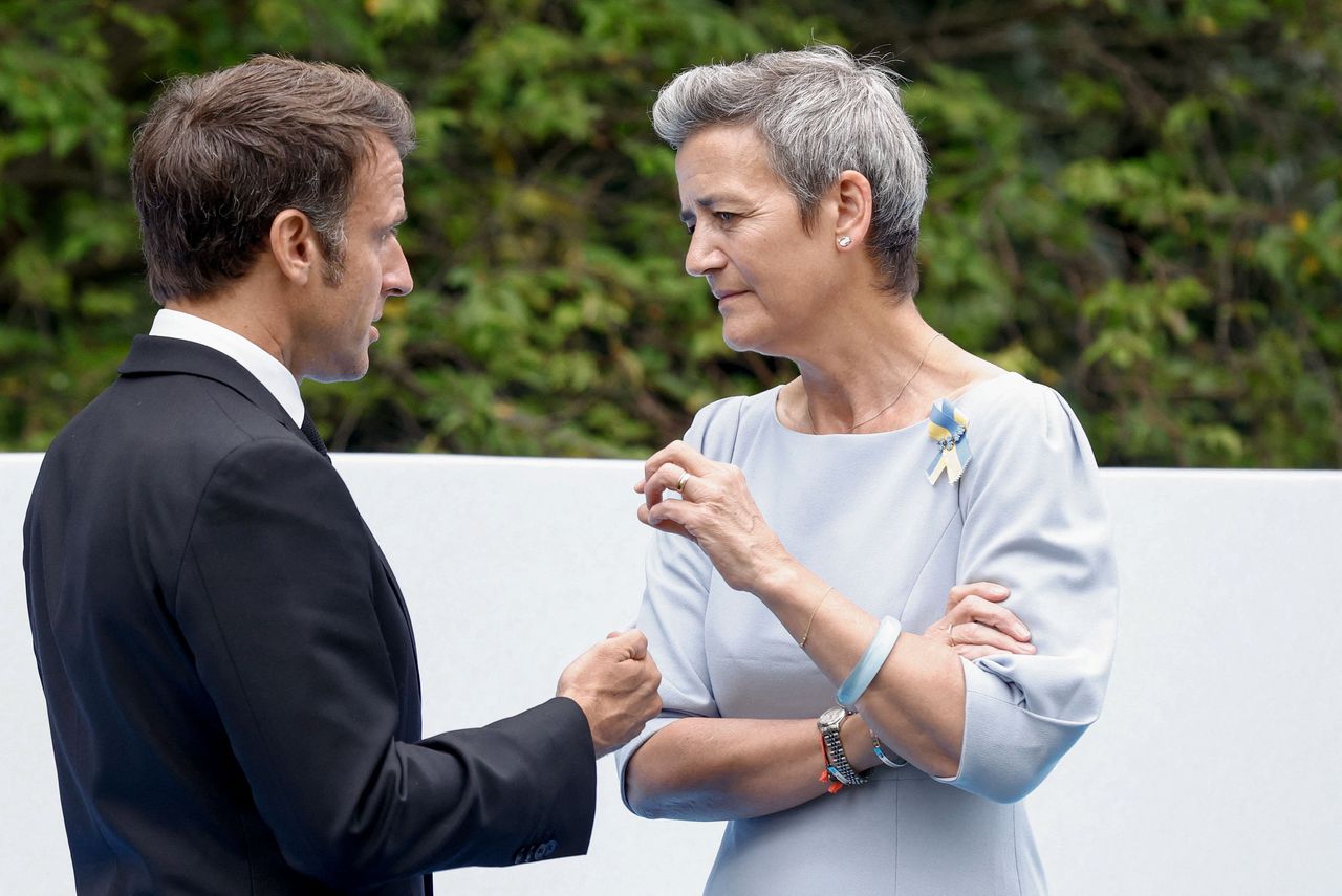 De Franse president Emmanuel Macron (l) uitte felle kritiek op de aanstelling van Fiona Scott Morton. Eurocommissaris Margrethe Vestager (r) had haar aangesteld en verdedigde dat besluit.