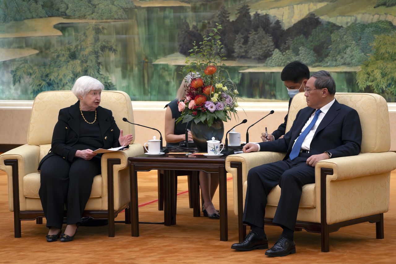 Financiënminister Yellen (L) spreekt met de Chinese premier Li Qiang in Beijing.