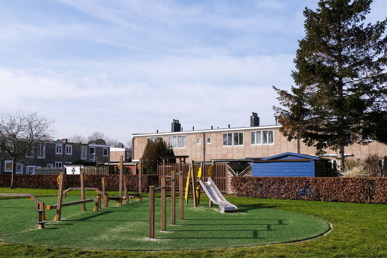 Een speeltuintje in een deel van Tuindorp Oostzaan in Amsterdam-Noord, een van de drie stadsdelen die meedoen aan de proef.