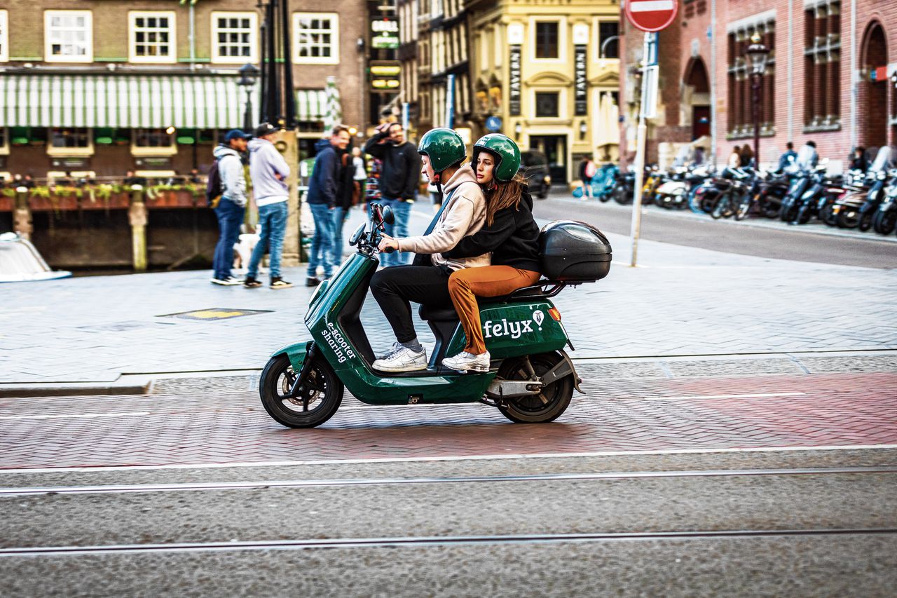 Een van de 770 deelscooters die in Amsterdam rondrijden. Het moeten er volgens de Nota Deelvervoer 1200 worden.