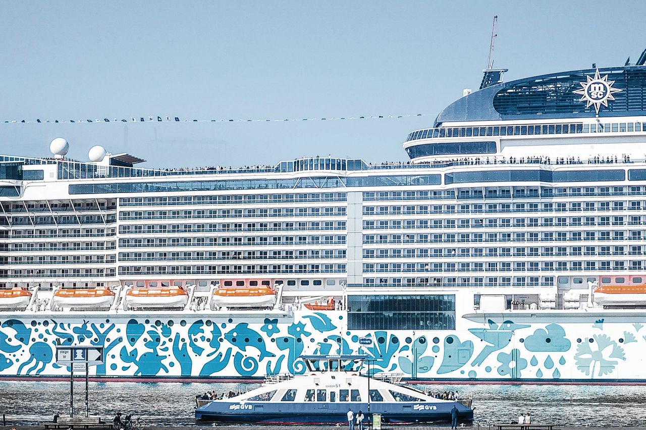 Cruiseschip MSC Euribia in het Amsterdamse IJ. De toeristen die vanaf dergelijke schepen de stad intrekken, zijn volgens D66-fractievoorzitter Ilana Rooderkerk „een soort sprinkhanenplaag”.