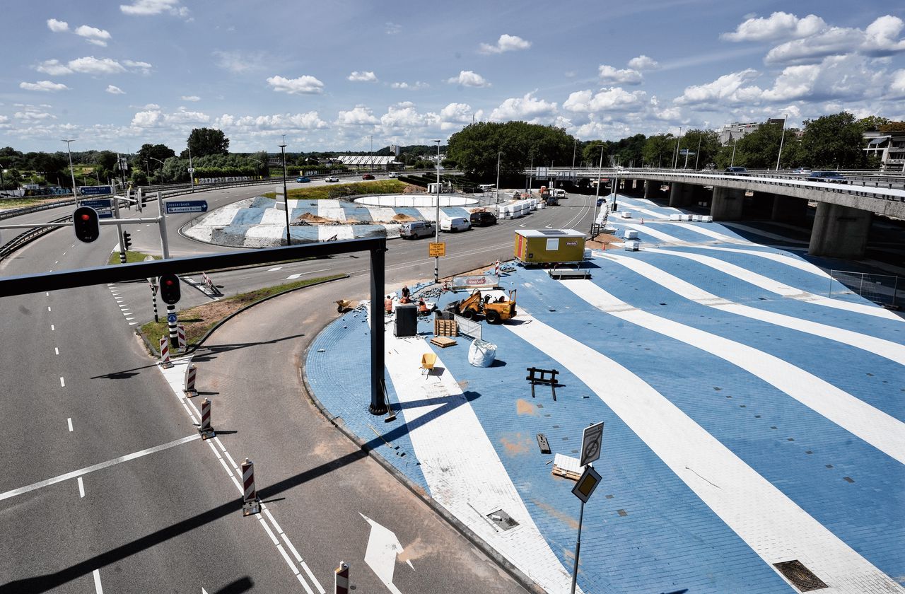 Stratenmakers herstellen Blauwe golven van Peter Struycken in Arnhem.