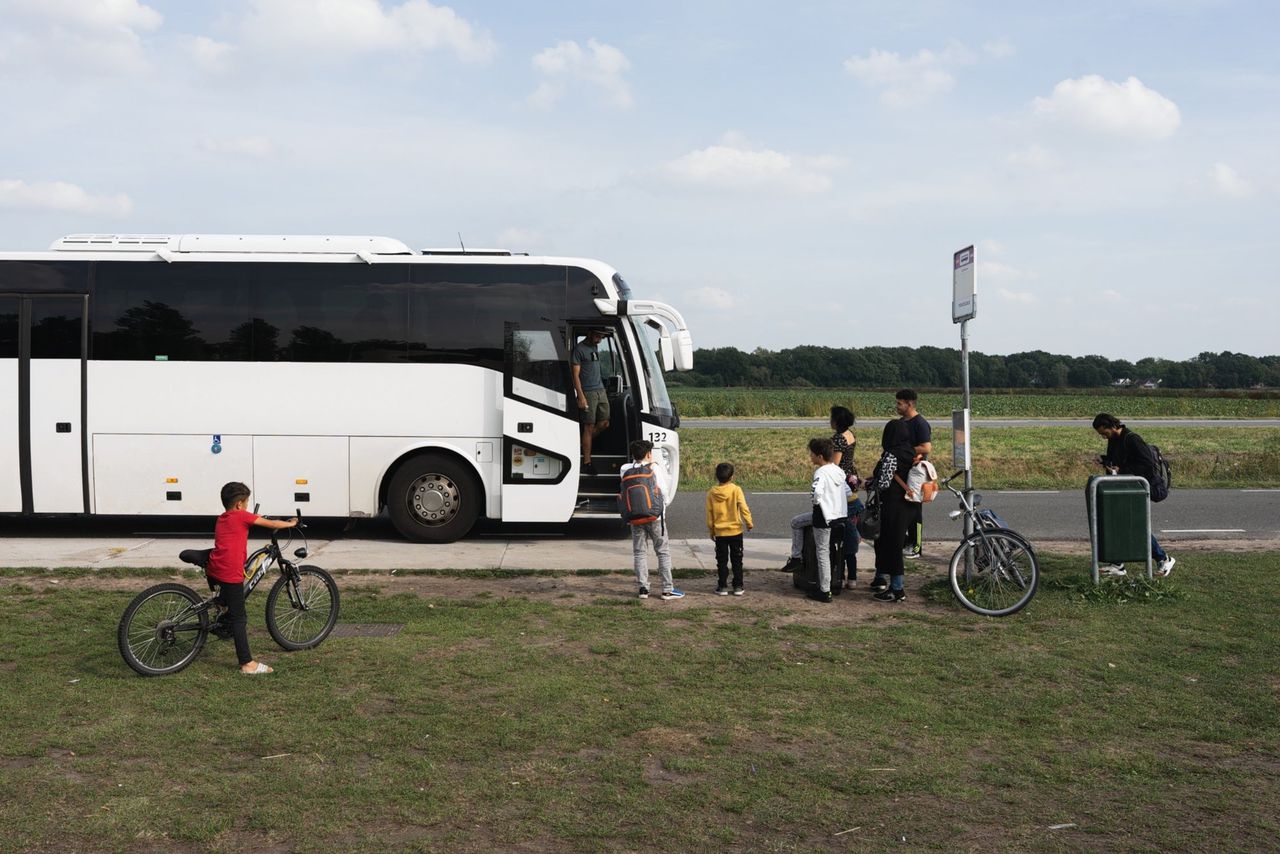 Een pendelbus in Ter Apel die richting het centrum of Emmen station rijdt.