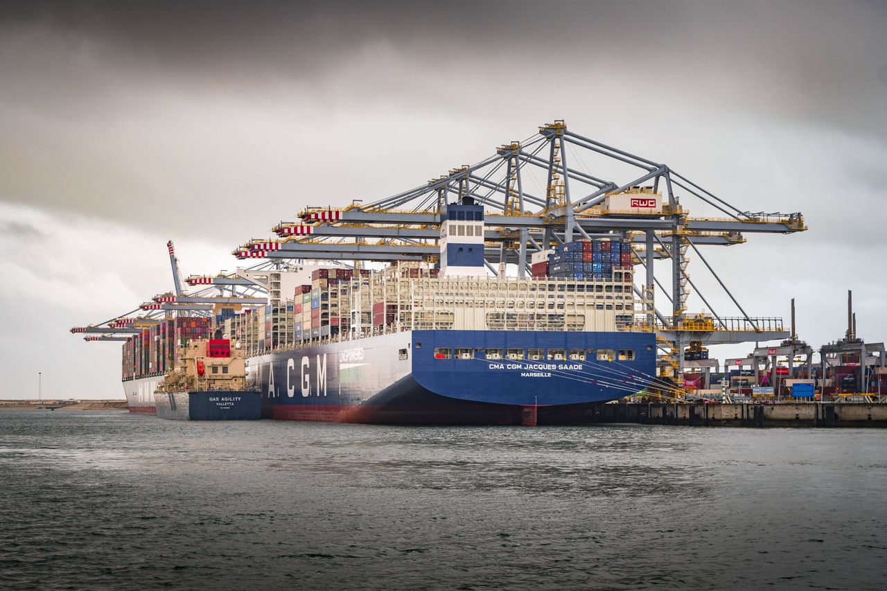 Jacques Saade is het eerste door LNG (vloeibaar aardgas) aangedreven schip met een capaciteit van meer dan 23.000 containers aan boord. LNG is een aanzienlijke schonere brandstof dan de gangbare stookolie.