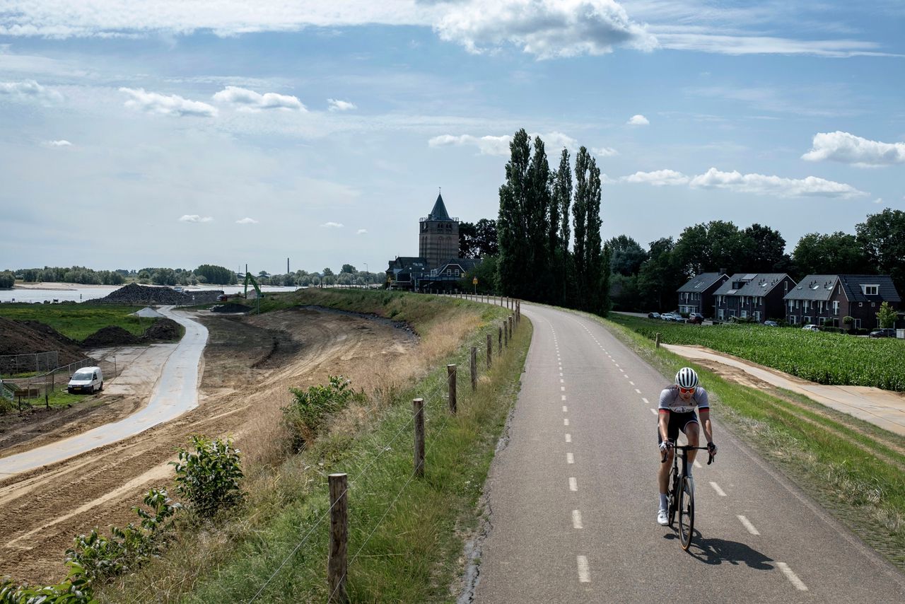 Werkzaamheden aan de Waaldijk bij Varik. Het waterschap Rivierenland moet vóór 2050 in totaal 500 kilometer rivierdijk hebben versterkt.