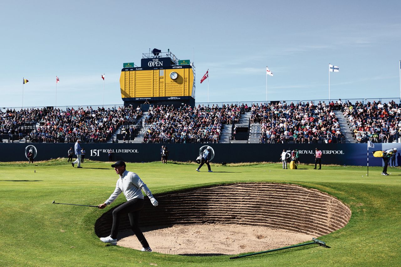 De Noord-Ier Rory McIlroy stapt uit een bunker tijdens een oefenronde op Royal Liverpool, waar het Brits Open donderdag begint.