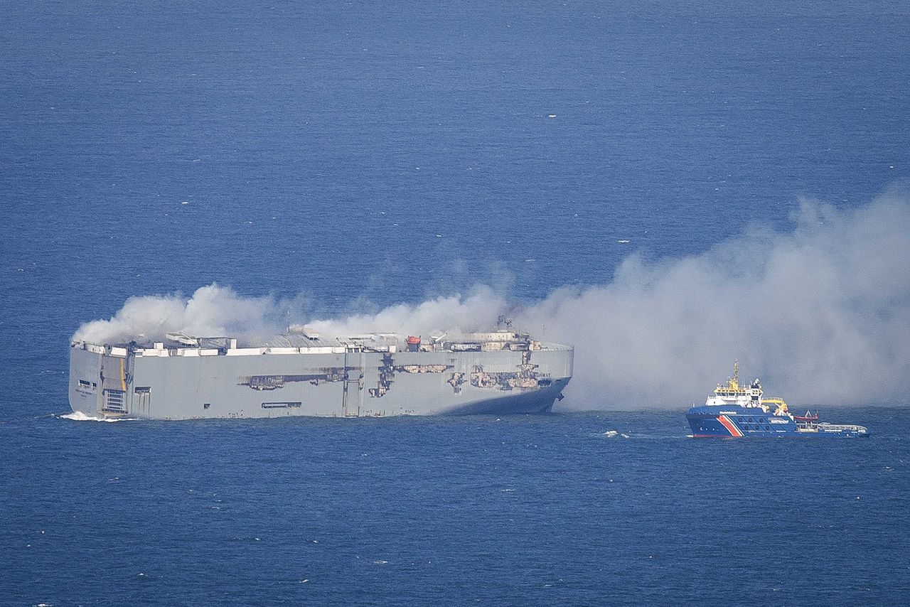 Op de Fremantle Highway woedt nog steeds een brand. Het schip is inmiddels afgedreven tot 16 kilometer ten noorden van Terschelling.