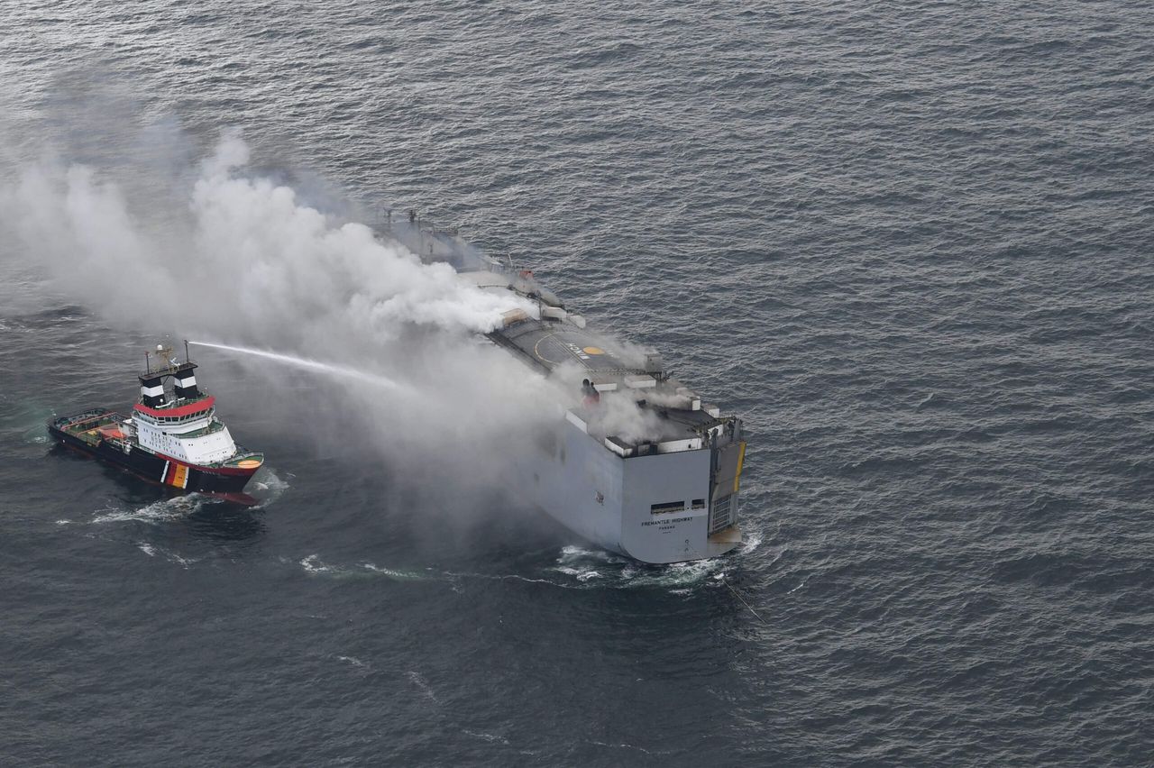 Het vrachtschip de Fremantle Highway staat al sinds dinsdagavond in brand.