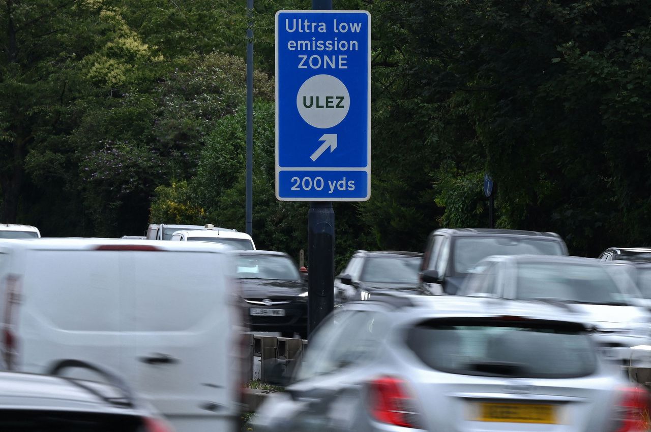 In twaalf steden in het Verenigd Koninkrijk, waaronder Londen, is een milieuzone ingesteld om oude, vervuilende auto’s, bussen en vrachtwagens te weren. In Londen zijn er plannen om de zone te vergroten, niet tot ieders tevredenheid.