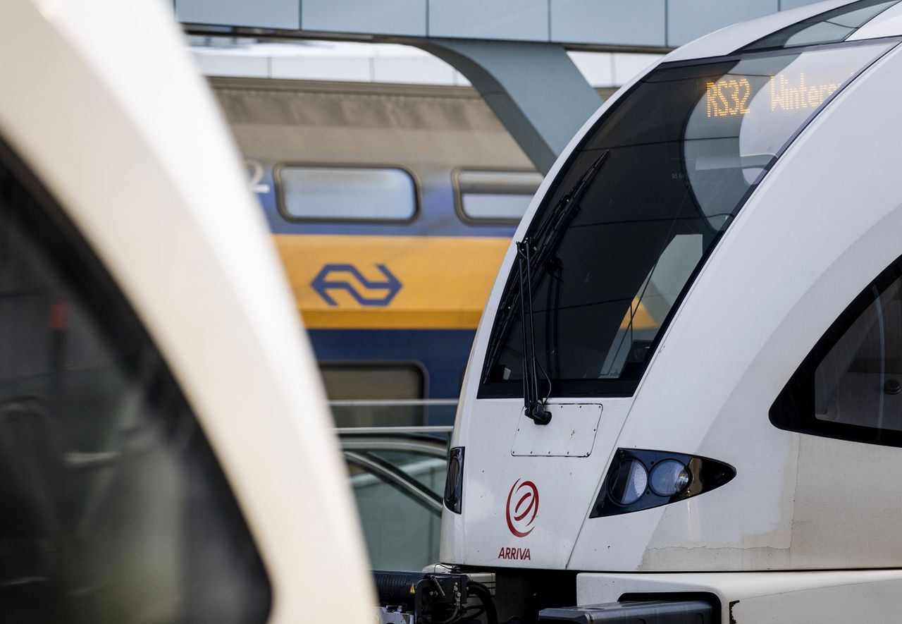 Een trein van Arriva naast een trein van de NS. Partijen als Arriva en Qbuzz strijden al langer tegen de gunning aan NS.