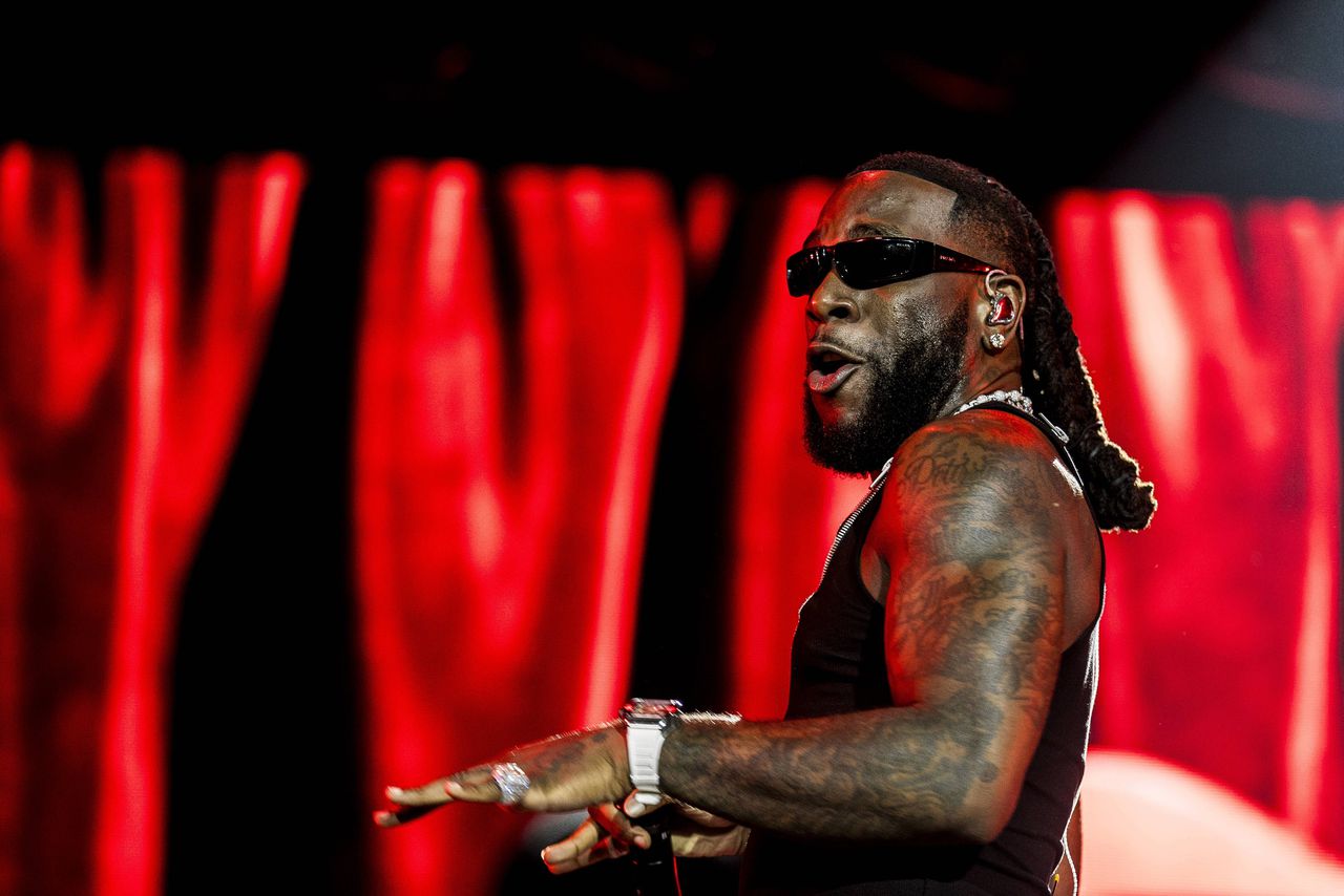 Burna Boy tijdens een optreden op het Roskilde Festival 2023, in Roskilde, Denemarken.