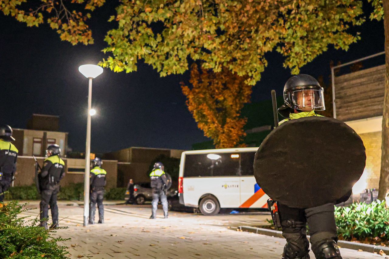 Politie in Amsterdam Osdorp, waar in het najaar van 2022 relschoppers de confrontatie zochten op een kermis.