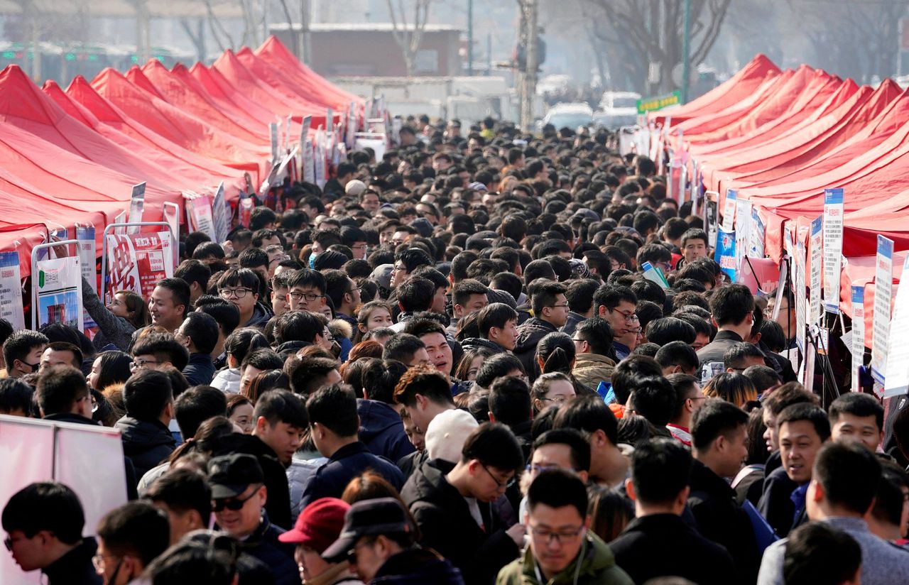 Bezoekers van een banenbeurs in de Chinese stad Shijiazhuang.