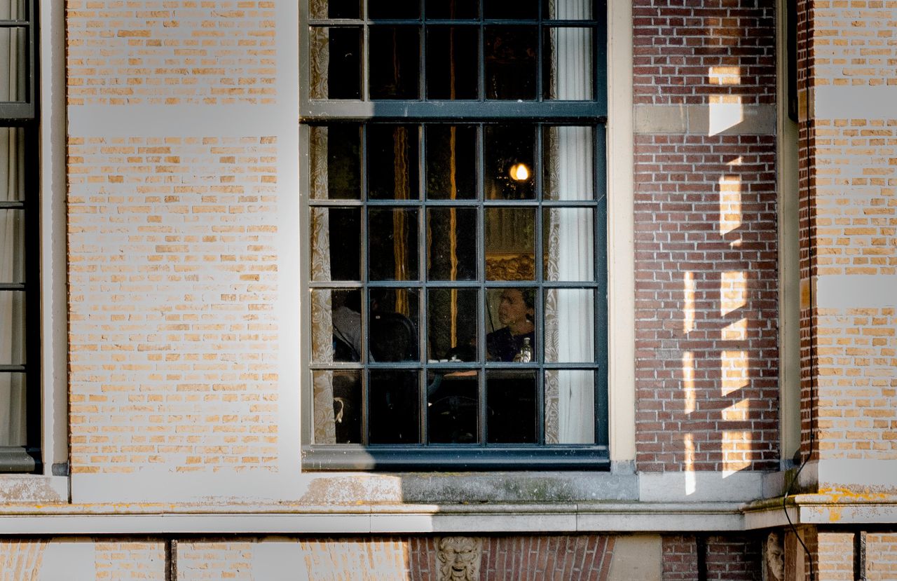 Wopke Hoekstra (Buitenlandse Zaken, CDA) en Carola Schouten (Armoedebeleid, Participatie en Pensioenen, ChristenUnie) vrijdag tijdens het crisisoverleg in de Trêveszaal.