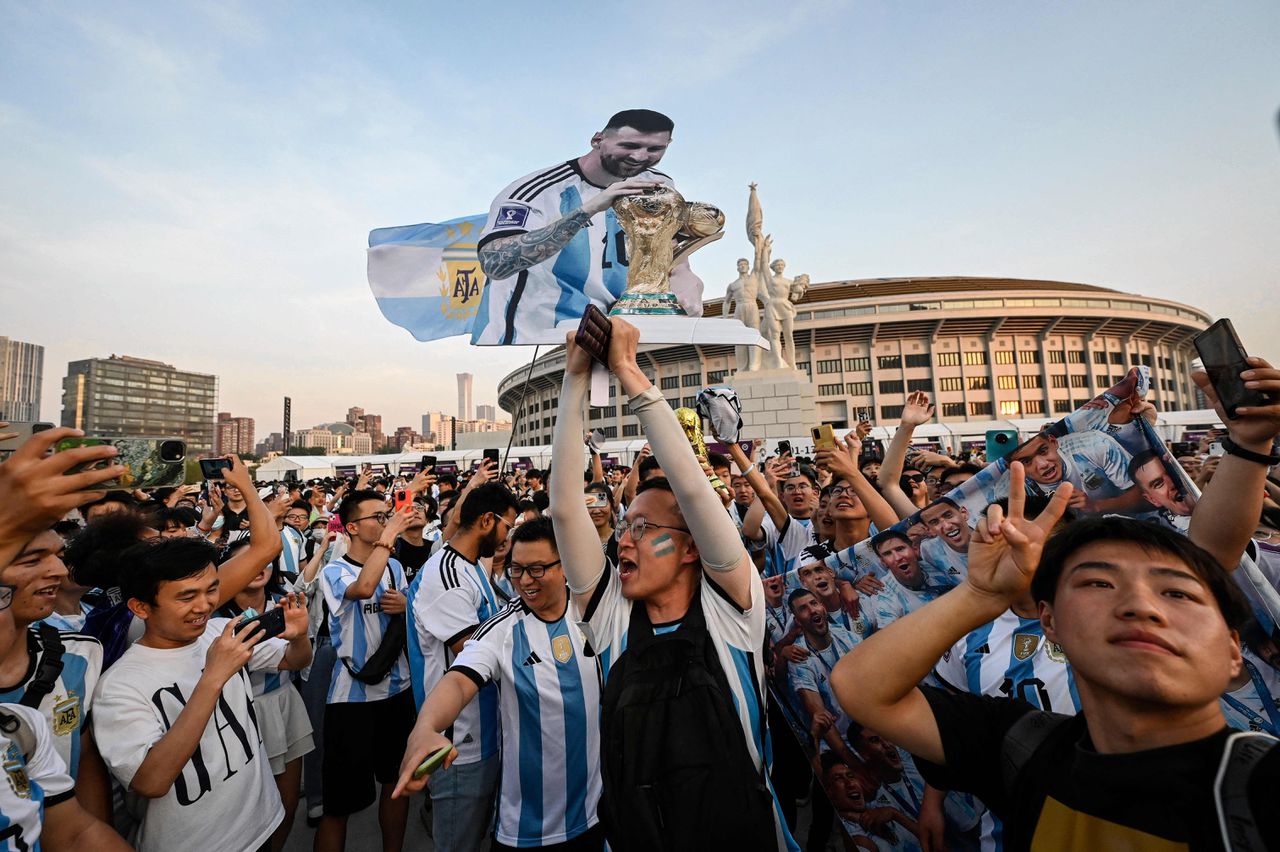 Chinese voetbalfans bij het Arbeidersstadion in Beijing na een vriendschappelijke wedstrijd tussen Argentinië en Australië