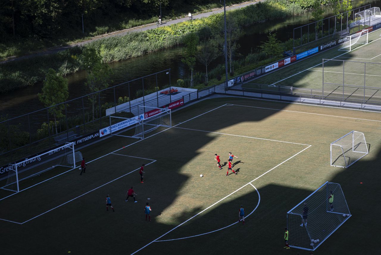 Er zijn zo'n 145 gemeentelijke voetbalvelden in Amsterdam.