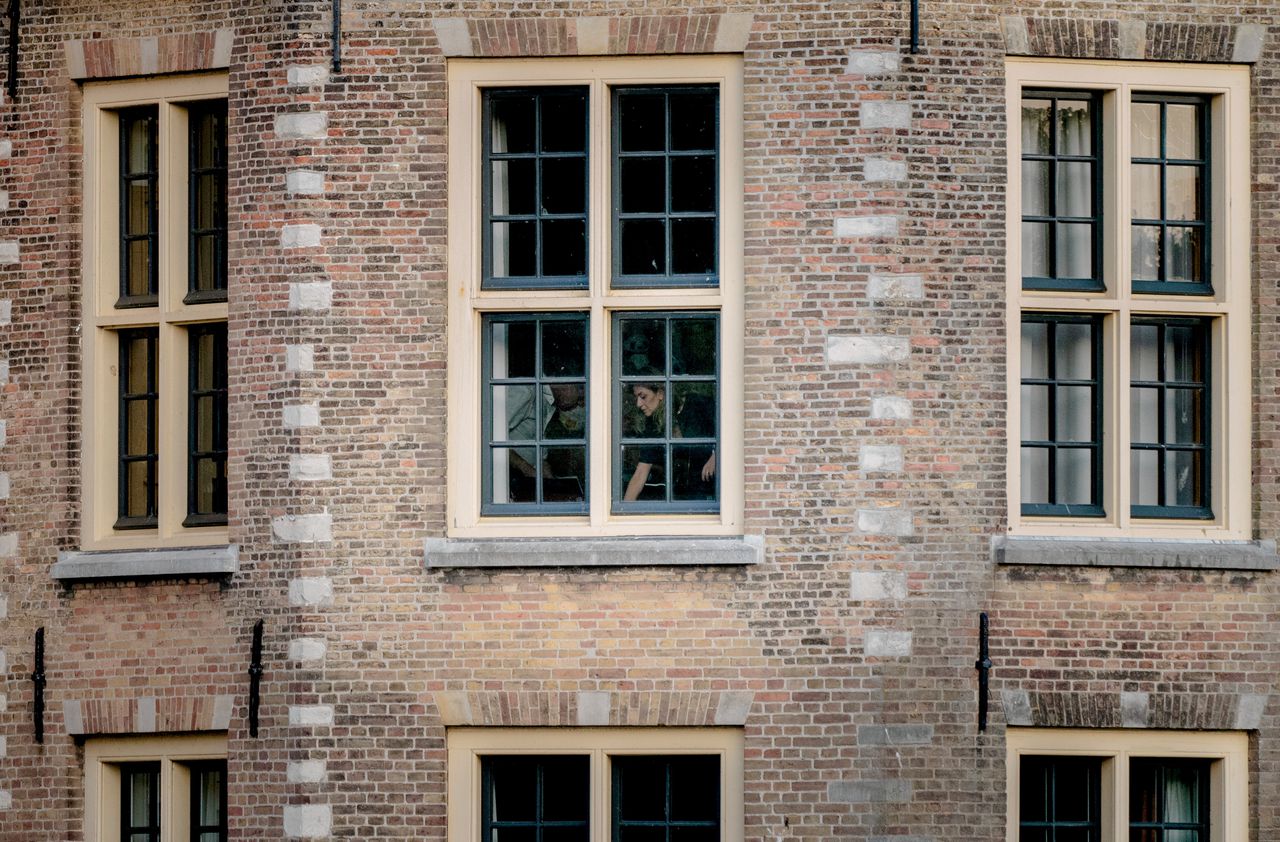 Premier Mark Rutte en Dilan Yesilgoz, minister van Justitie en Veiligheid, in het Torentje, nadat het kabinet is gevallen.