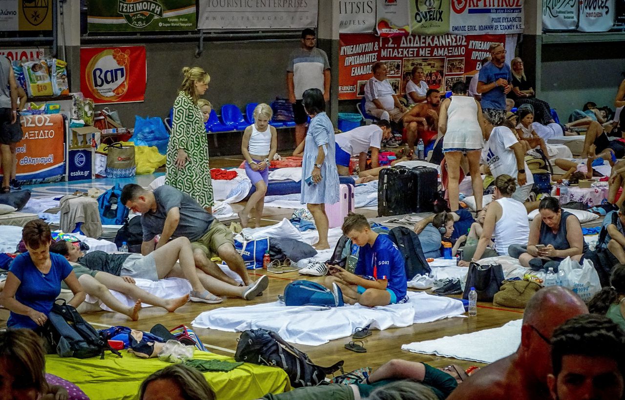 Toeristen worden ondergebracht in een stadion op Rhodos.