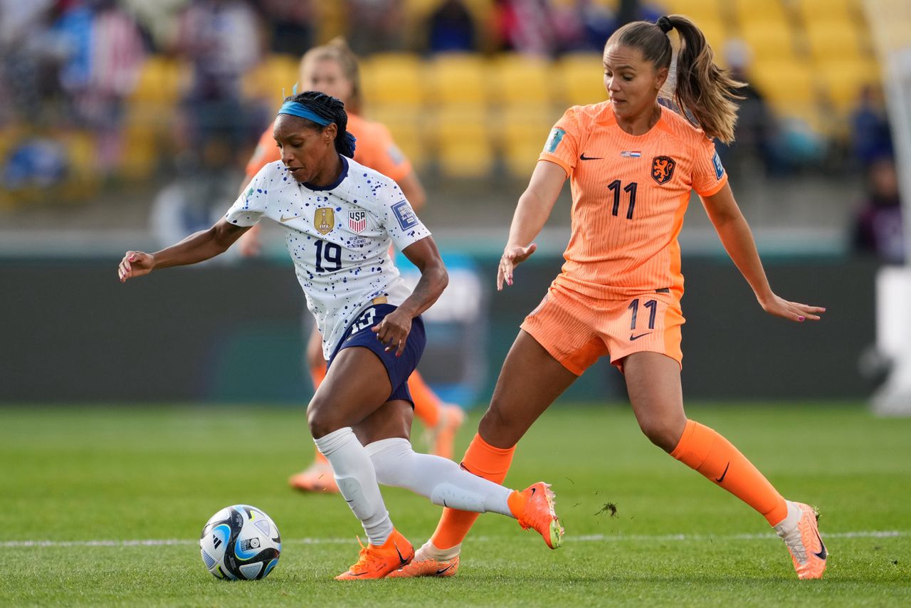 Lieke Martens (rechts) in duel met de Amerikaanse Crystal Dunn in de WK-groepswedstrijd van Nederland tegen de VS (1-1).