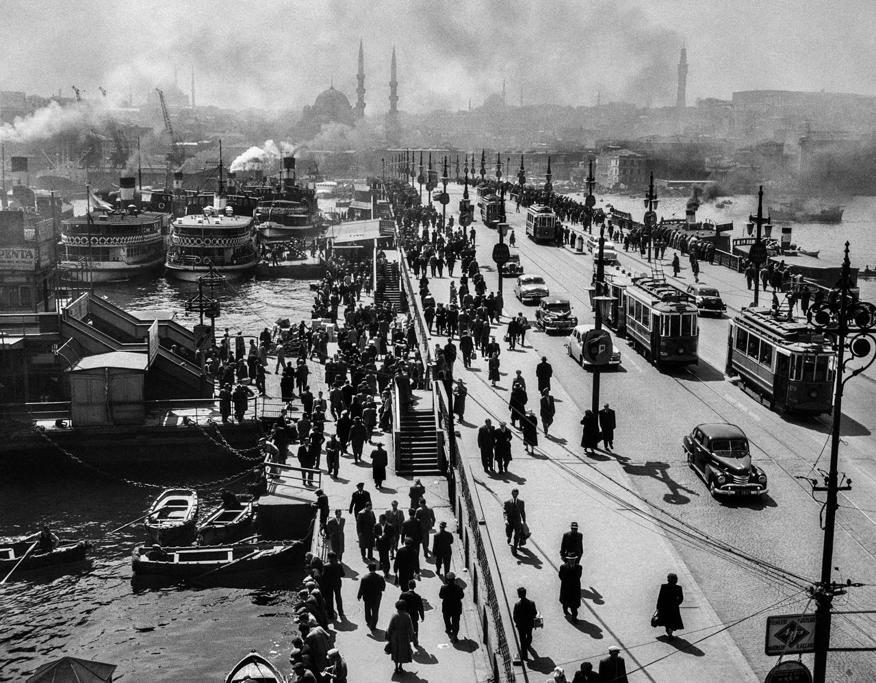 De Galata brug in Istanbul, 1954.